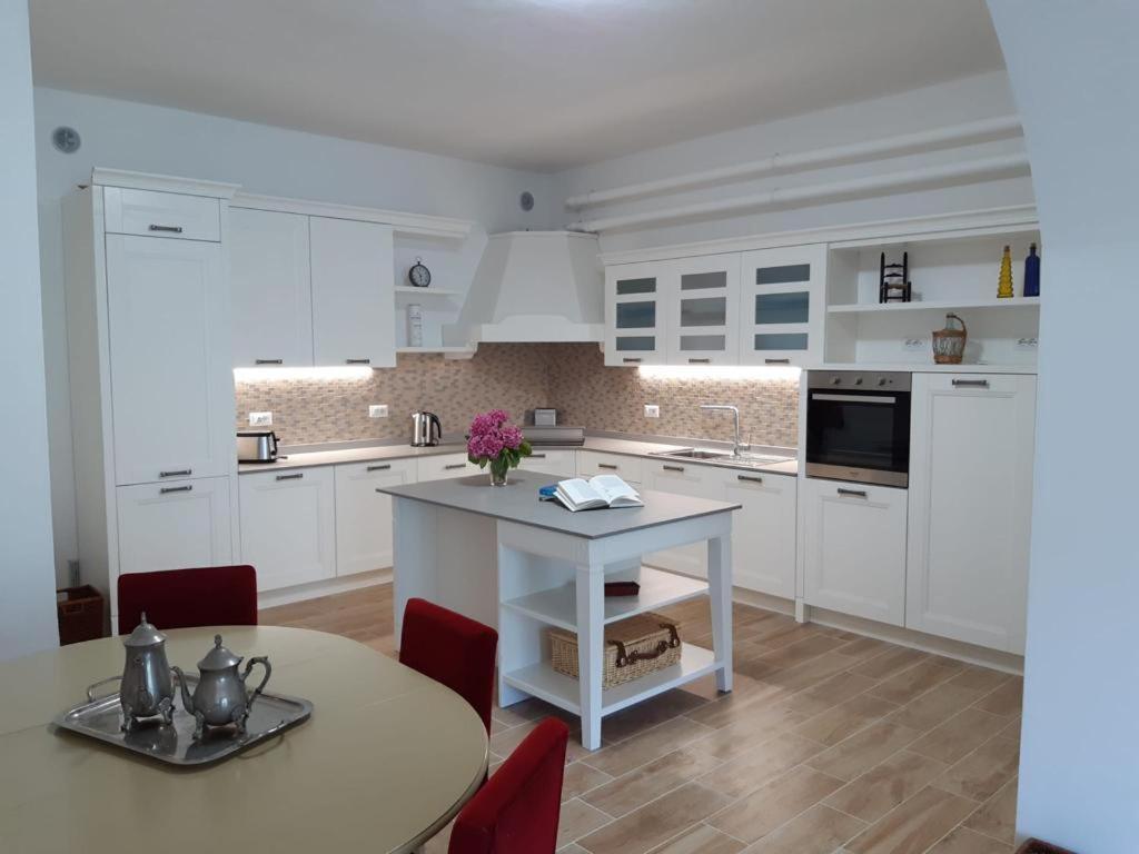 Big Apartment With Lake View And Two Bedrooms Sala Comacina Exterior photo